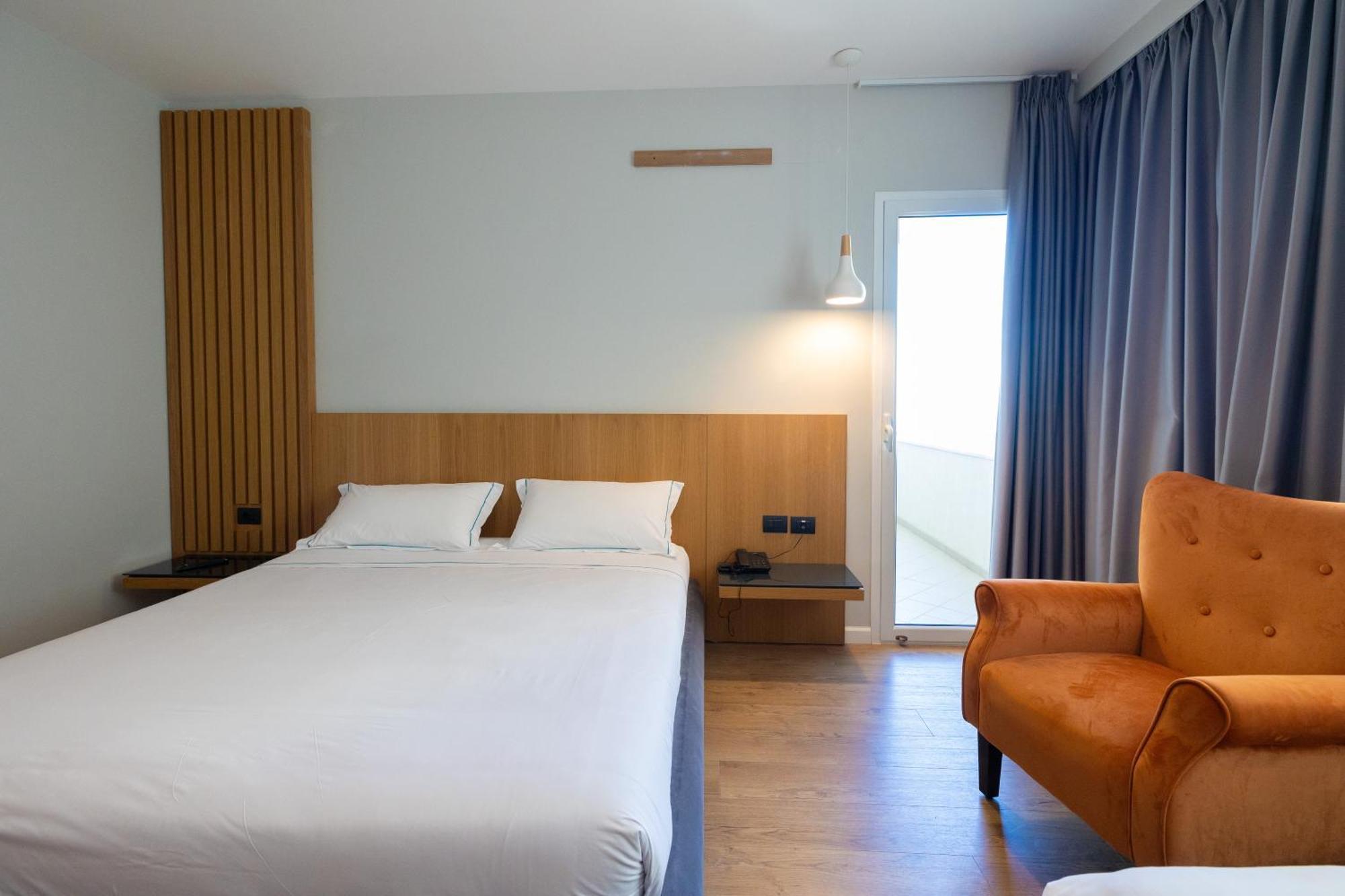 Duka Hotel Vlore Bagian luar foto