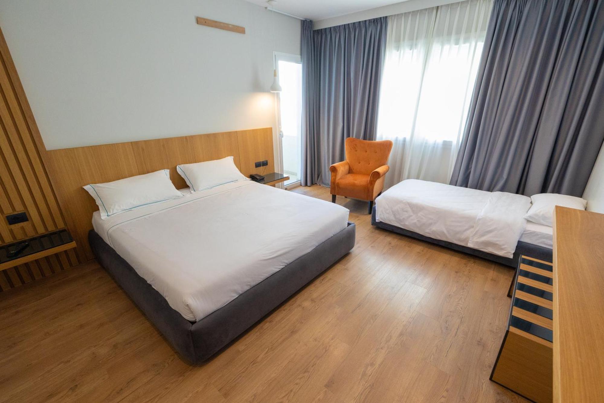 Duka Hotel Vlore Bagian luar foto