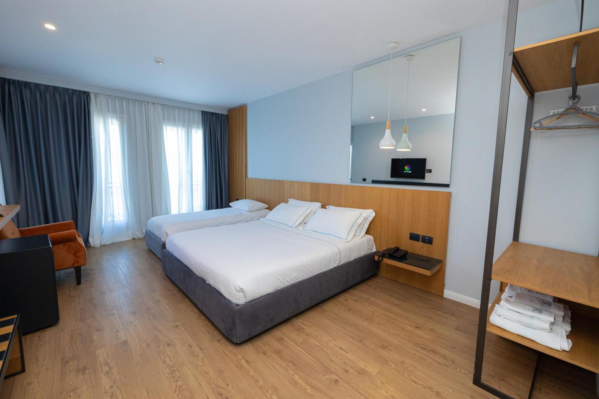 Duka Hotel Vlore Bagian luar foto